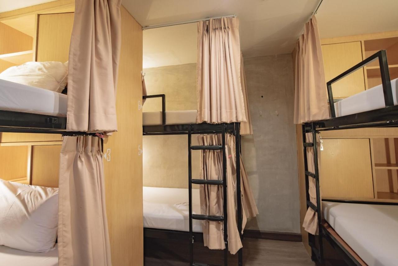 Cazz Hostel Bangkok Exterior photo