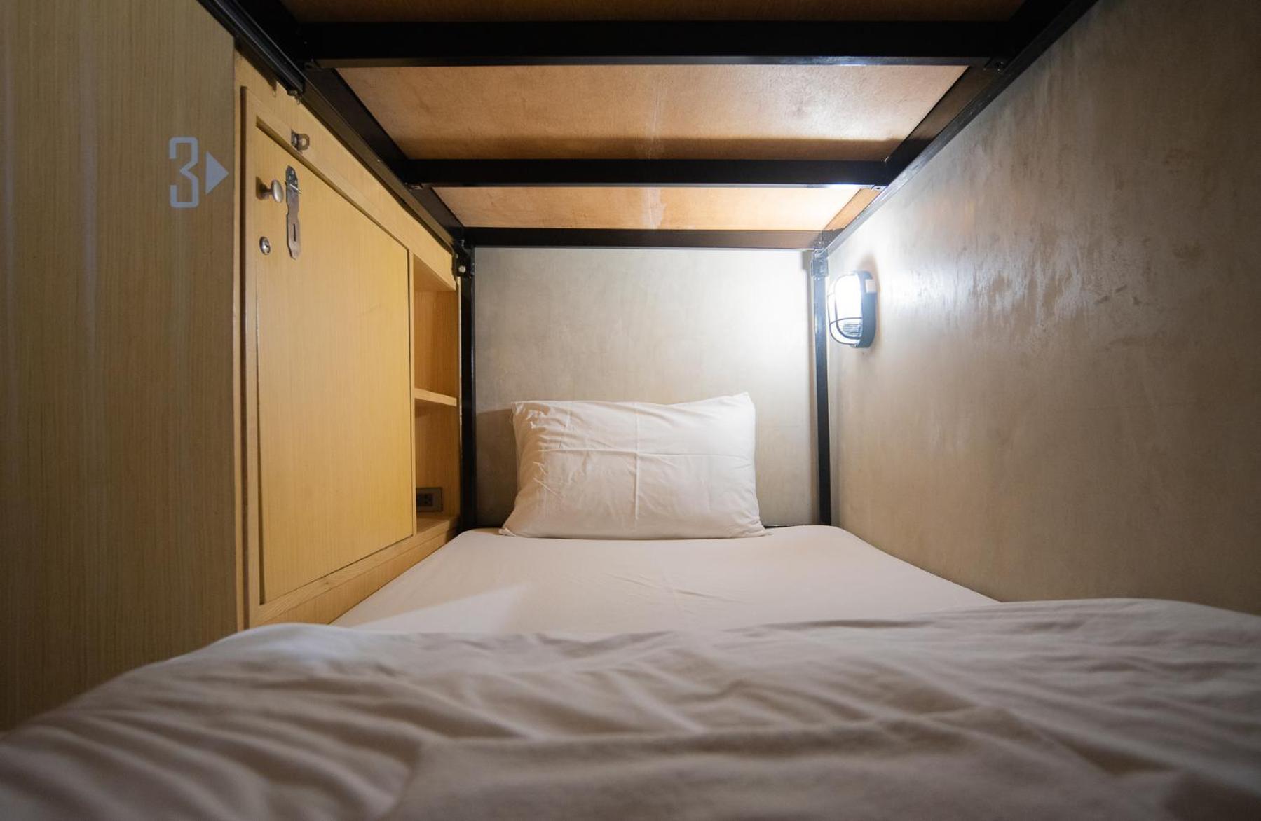 Cazz Hostel Bangkok Exterior photo